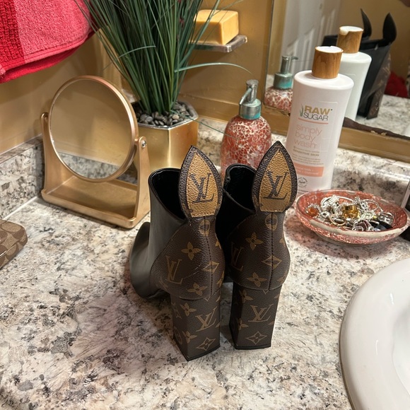 Louis Vuitton Ankle Boots. - Picture 4 of 5